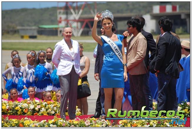 stefania fernandez, miss universe 2009. - Página 31 Rzf9853w