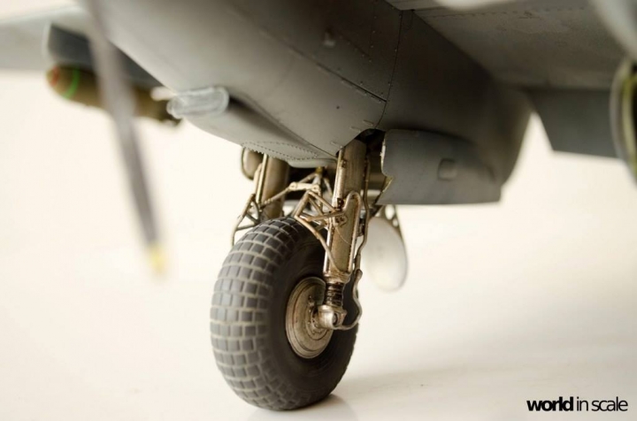 De Havilland Mosquito FB Mk.VI - 1/32  by Tamiya, Eduard, ... S2s67yv8