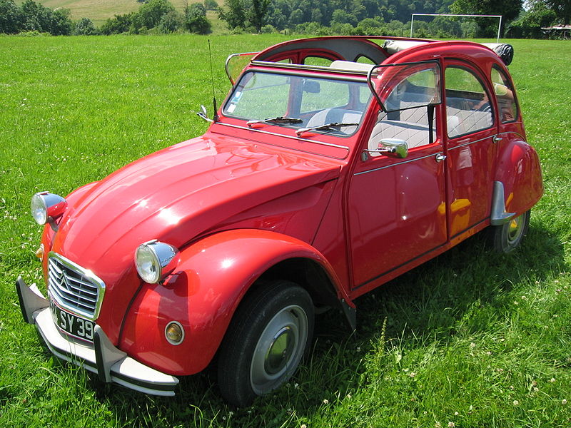 La 2CV, un mythe de la France et ses scènes au Cinéma 2CV