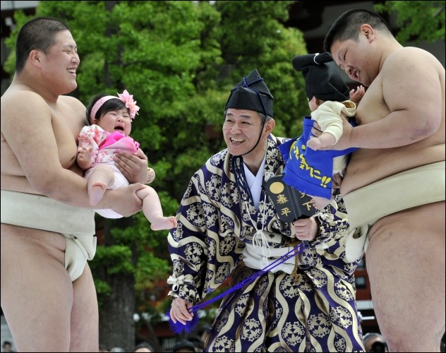 مهرجان ناكي - سومو في اليابان - You big crybaby: Japan's Nakizumo festival Crying-babies-in-japan02