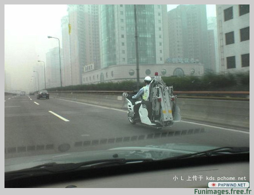 se faire piquer sa bagnole par une bécane.... c'est possible Funimages.free.fr%20insolite%20moto%20police%20octobre%202008%203