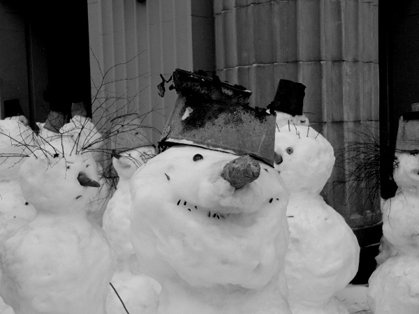 Quelques travaux d'artistes... - Page 4 Moscow_snowmen_02