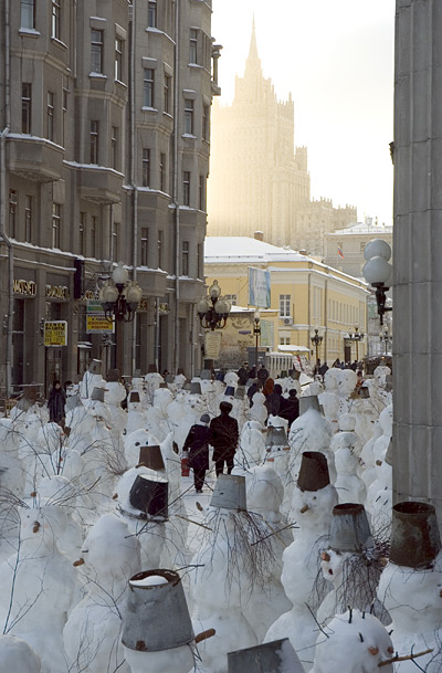 Quelques travaux d'artistes... - Page 4 Moscow_snowmen_04