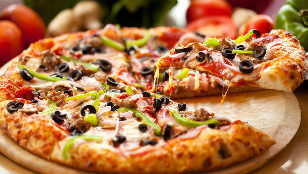 طريقة عمل بيتزا بالهوت دوغ Header_image_Article_Main_Fustany_Homemade_Pizza_Recipe