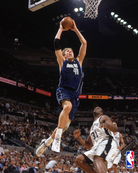 OPENING WEEK : 4 matchs mini Dirk_nowitzki_goes_up_for_the_dunk_210503