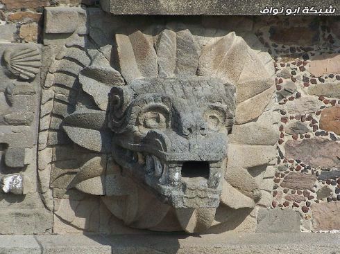 شعب الآزتك  800px-teotihuacan_feathered_serpent_jami_dwyer