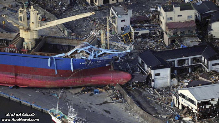 موجات تسونامي نتيجة للزلزال الكبير الذي هز اليابان 09