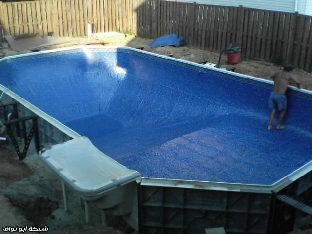 شباب يصنعون مسبح بأنفسهم Guy_assembles_the_pool_by_himself_640_26