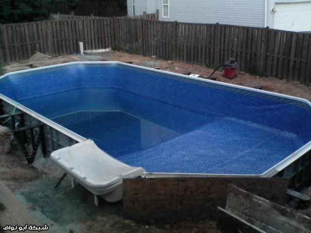 شباب يصنعون مسبح بأنفسهم Guy_assembles_the_pool_by_himself_640_29