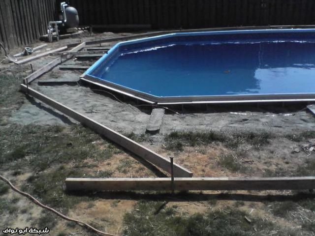 شباب يصنعون مسبح بأنفسهم Guy_assembles_the_pool_by_himself_640_33