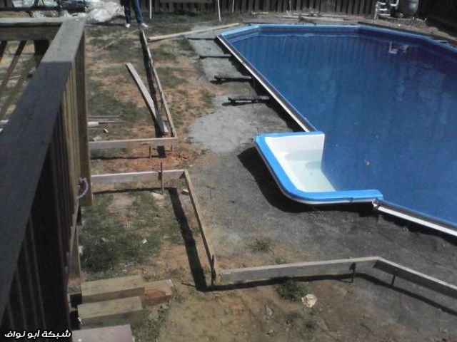 شباب يصنعون مسبح بأنفسهم Guy_assembles_the_pool_by_himself_640_35