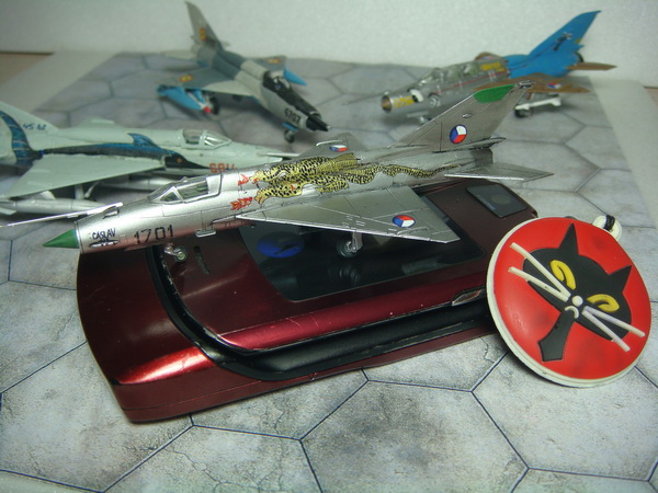 [F-Toys] 1/144 Mikoyan-Gurevich MiG-21R "Letala Bajecne Dlouho" F_8443250_1