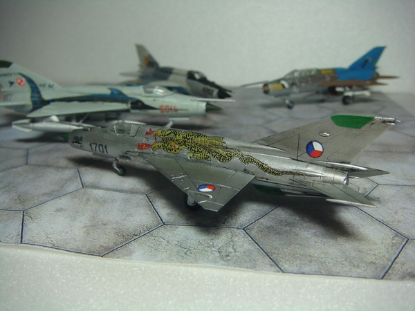 [F-Toys] 1/144 Mikoyan-Gurevich MiG-21R "Letala Bajecne Dlouho" F_8443255_1