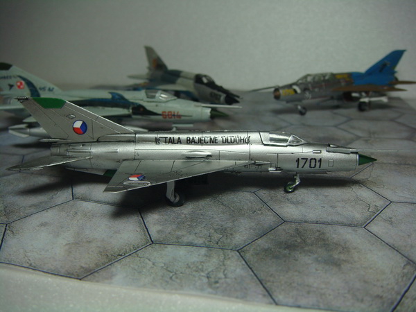 [F-Toys] 1/144 Mikoyan-Gurevich MiG-21R "Letala Bajecne Dlouho" F_8443257_1