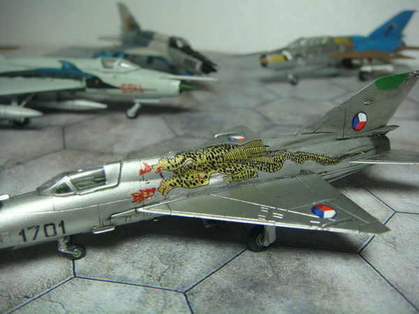 [F-Toys] 1/144 Mikoyan-Gurevich MiG-21R "Letala Bajecne Dlouho" F_8443261_1