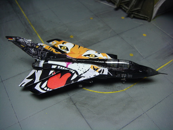 [Dragon] 1/144 Panavia Tornado IDS Luftwaffe "TigerMeet 2011" F_8454159_1