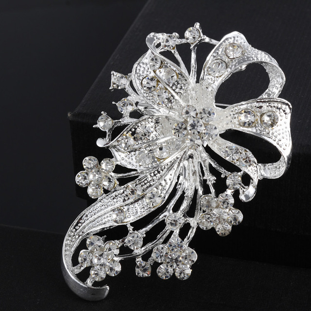 Dites, vous pourriez mettre le boxon ailleurs ? [FB - Denaos] 1-pcs-jolie-fleur-blanche-papillon-strass-Broche-cristal-Broche-pour-femme-Fine-bijoux-Pins.jpg_640x640