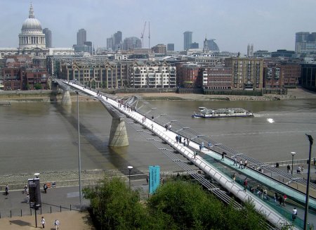 Millenium Bridge Normal_800px-Mill.bridge.from.tate.modern.arp