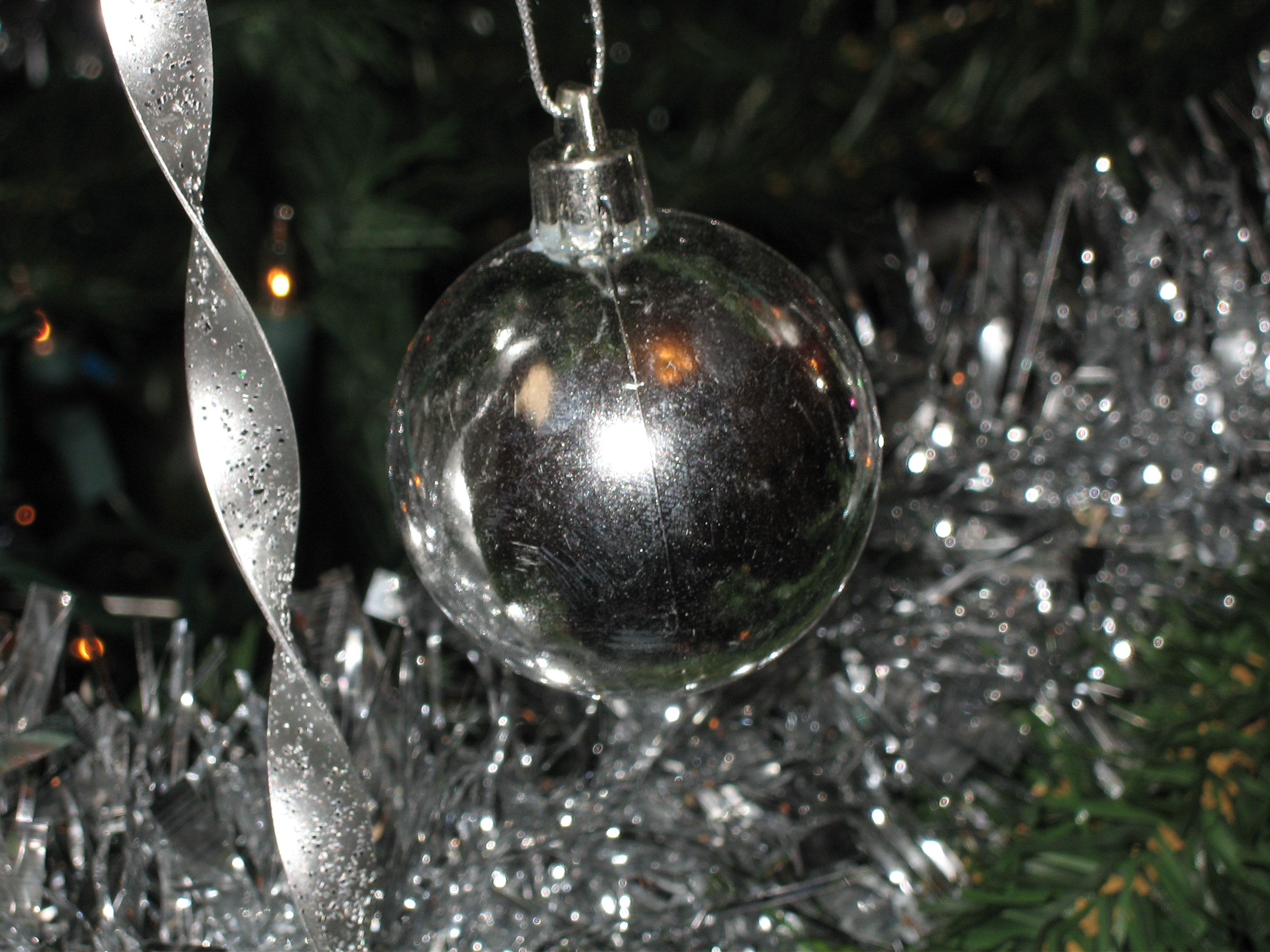 Bozic,nova godina..praznici! Christmas-decorations-baubles-silver-pink-glass-tinsel-stars-glitter-fake-Christmas-tree-1-JR