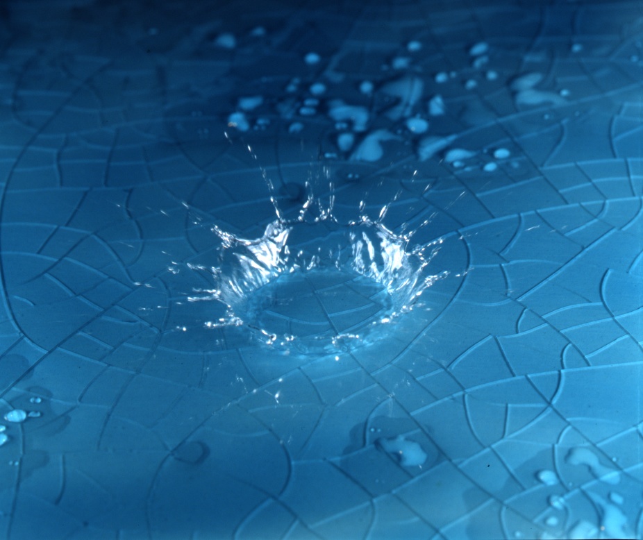 اكسسوارات الحلم الجميل Splash-crown-water-drop-on-blue-crazed-cracked-surface-frozen-1-AJHD