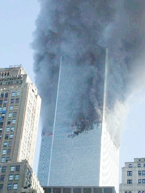 Topic [blagues] humour noir US-NY-NYC-World-Trade-Center-attack-sequence-2-02-seen-from-street-level-close-up-both-towers-on-fire-ANON