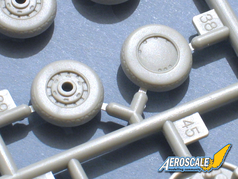 F4F-F3 Early Hobbyboss 1/48- "The Blas's Wildcat" HB_Wildcat_Wheels