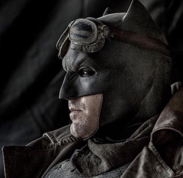 BATMAN VS SUPERMAN : L'AUBE DE LA JUSTICE - Page 13 Affleck-as-the-Bat-this-is-from-when-you-see-him-fighting-in-the-desert-