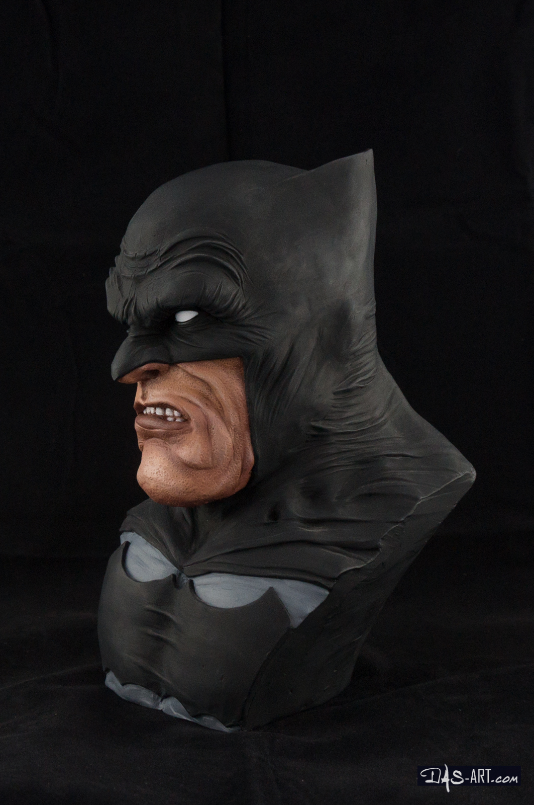 08 - Batman "Frank Miller style" bust 20160209-Batman_Frank_Miller_style-bust-sculpted_by_Mat_Scrivens-painted_by_Das-004