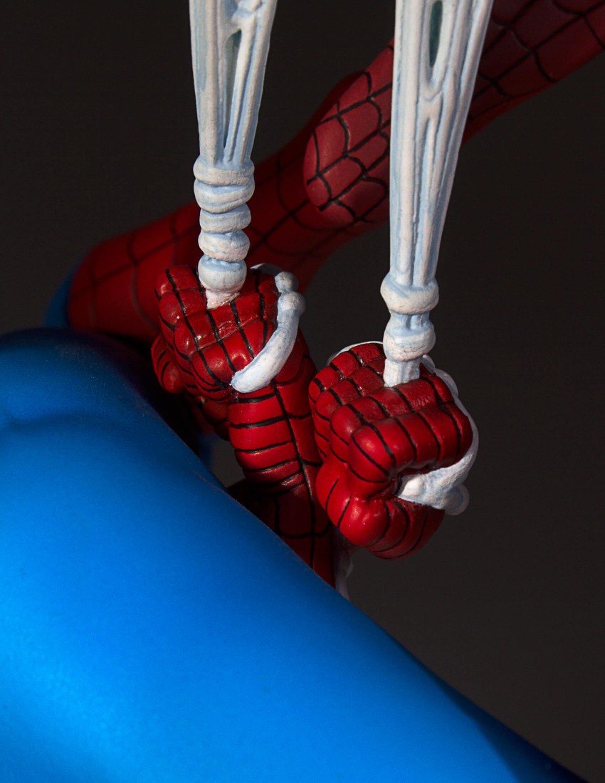 SPIDER-MAN COLLECTOR’S GALLLERY STATUE Spiderman-statue_11