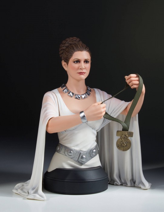 STAR WARS : LEIA HERO OF YAVIN MINI BUST Lea-Yavin_01