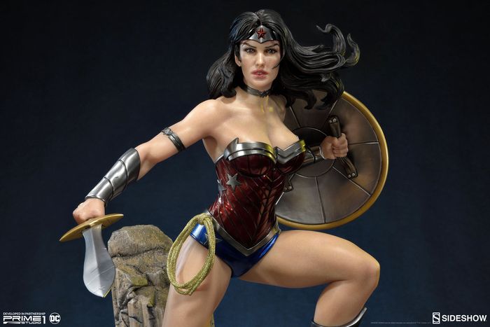 WONDER WOMAN ' NEW 52 ' Statue Wonder-woman-statue-sideshow-15