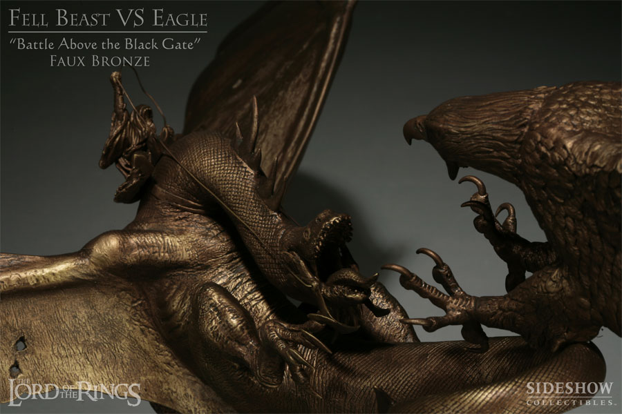 LOTR: FELL BEAST VS EAGLE  'Battle Above the Black Gate'  Diorama Battle-Above-the-Black-Gate-Fell-Beast-VS-Eagle-bronze-97151_press-08