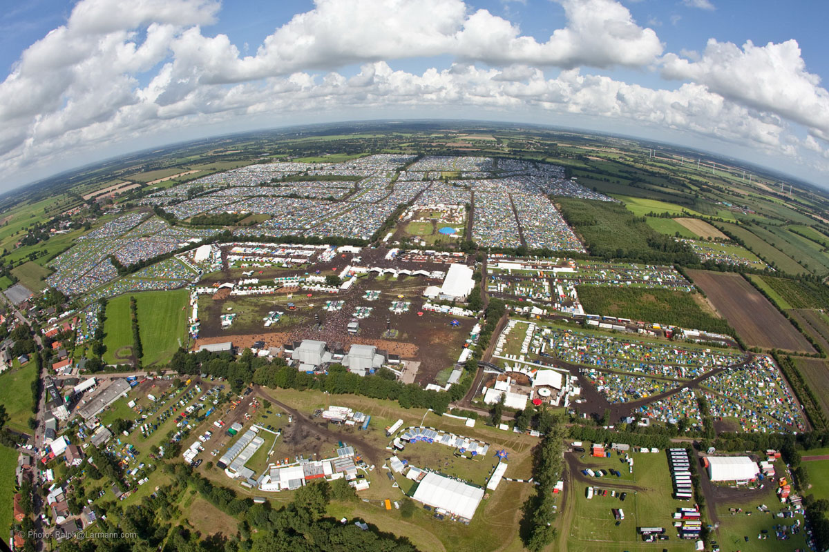 VUESTRAS FOTOGRAFIAS Y PHOTOSHOPEOS - Página 2 007_HR_Luftaufnahmen_Wacken_Open_Air_2009_Photo_Ralph%40Larman