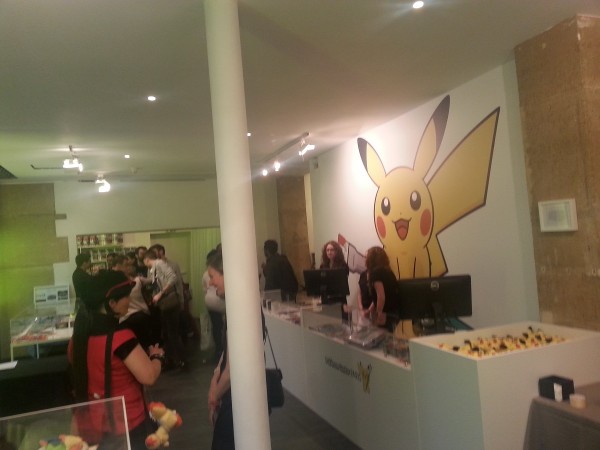 [Boutique] Au Brillant Pokémon  PokemonCenter-Caisse-600x450