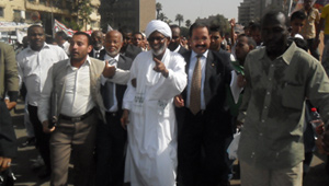 الترابي يزور "التحرير" والمعتصمون يهتفون "مصر والسودان إيد واحدة" 2011-634472302328090728-809