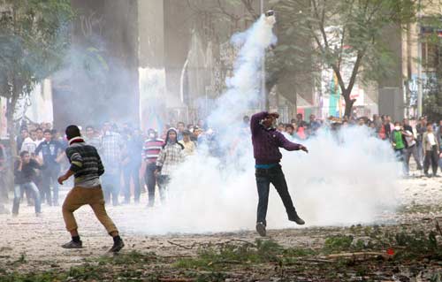 بالصور من إحياء ذكرى الشهداء إلى دخان وحجارة حتى الآن في شارع محمد محمود 2012-634891260634611685-461