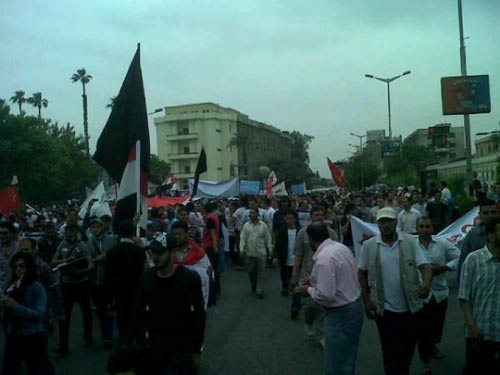 "من الجامعة للتحرير حتى يسقط المشير".. هتاف طلاب جامعة القاهرة في طريقهم للميدان 2012-634705266935466700-546