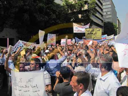 بالصور والفيديو.. المعلمون يرفضون "كادر" مرسي.. ويتمسكون بـ 3 آلاف جنيه حدًا أدنى للأجور 2012-634828903215173744-517