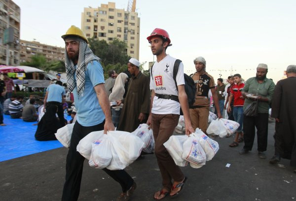 بالصور.. المعتصمون يتناولون الإفطار فى "رابعة".. والمنصة تقدرهم بمليون صائم.. والجبهة السلفية تستنكر حملات الإعلام 2013-635090857886403931-640