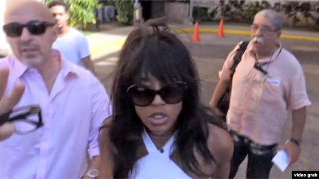 Naomi Campbell aggredisce un paparazzo fuori dal'hotel  Nacional en la Habana 053318B2-1489-48B3-89EA-311D56CAB899_w640_r1_s