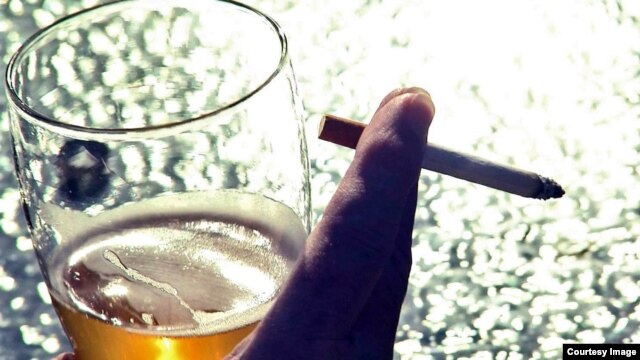 Nghiên cứu cho thấy vì sao người uống rượu bia nhiều hay hút thuốc F5F8D677-9ECA-48D0-B660-B21B367FAC84_w640_r1_s