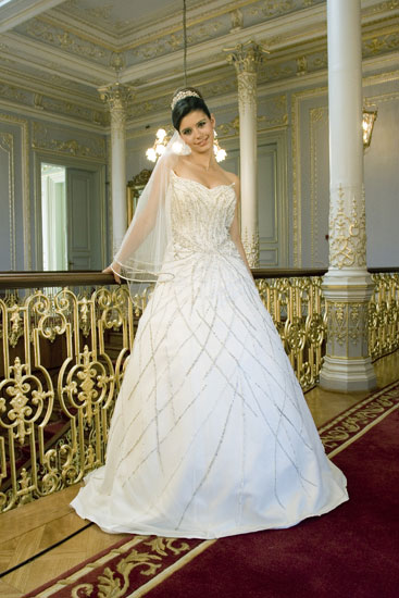 بالصور فساتين زفاف بيرين سات " فاطمة " الفنية تنافس فستانها الحقيقي Beren_Saat-5
