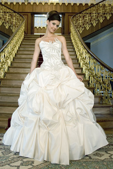 بالصور فساتين زفاف بيرين سات " فاطمة " الفنية تنافس فستانها الحقيقي Beren_Saat-8
