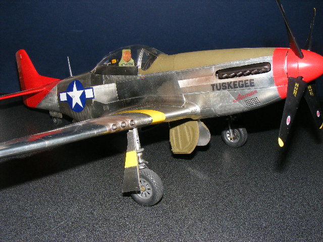 Heller mustang 1/72e - redtails Mustang_028