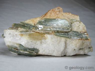 Kyanite Mineral Uses & Properties Kyanite-34-b