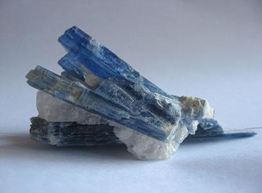 Kyanite Mineral Uses & Properties Kyanite-blue-bladed