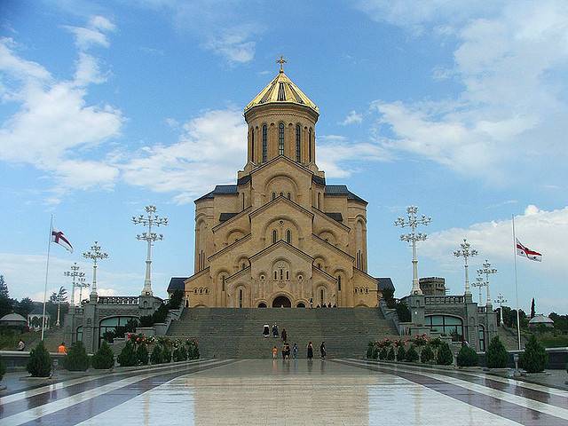 أفضل 10 اماكن سياحية فى جورجيا Tsminda-Sameba-Cathedral