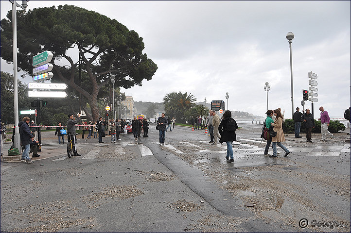 La côte d'azur sous la tempête Tempete_nice_prom04mai10_032