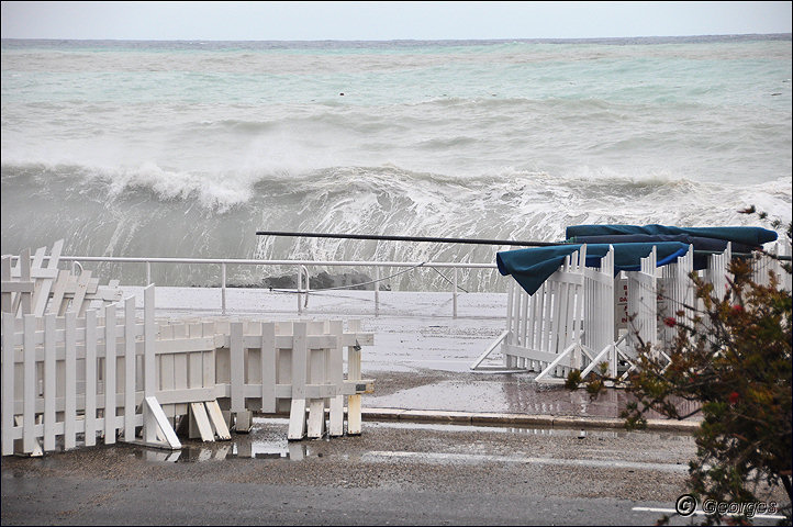 La côte d'azur sous la tempête Tempete_nice_prom04mai10_05