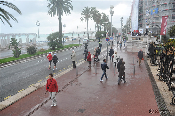 La côte d'azur sous la tempête Tempete_nice_prom04mai10_07